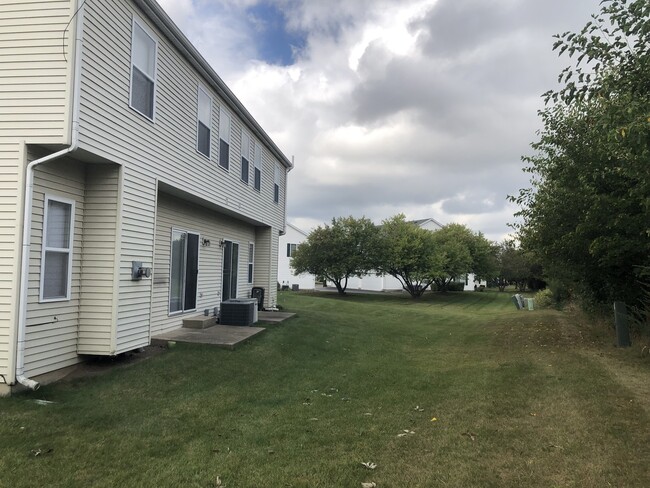 Building Photo - 671 Fieldcrest Dr
