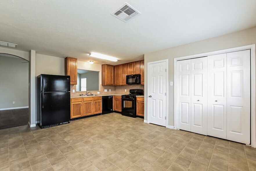 Building Photo - 4018 Falvel Shadow Creek Dr