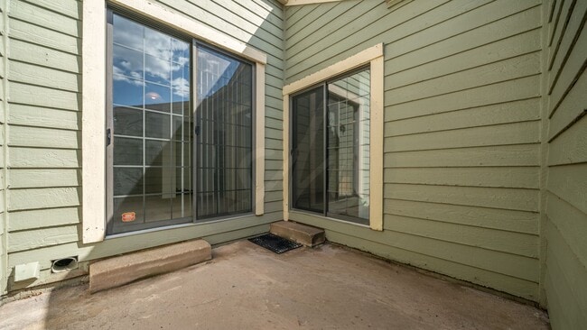 Building Photo - 2 Bedroom Rancher Townhome in Country Club...