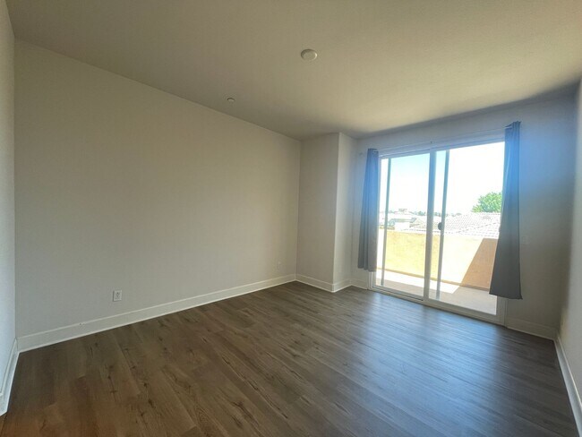 Building Photo - 3 Bed/3 Bath, 2 Garage & 2 Balconies Gated...