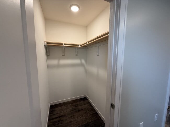 Building Photo - 408 Creekview Dr