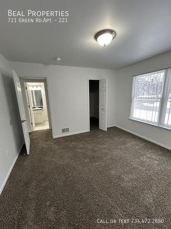 Building Photo - 721 Green Rd