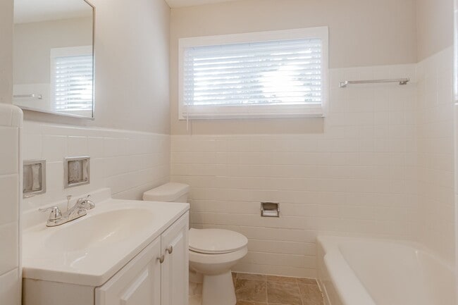 Building Photo - 609 Marguerite Dr NW