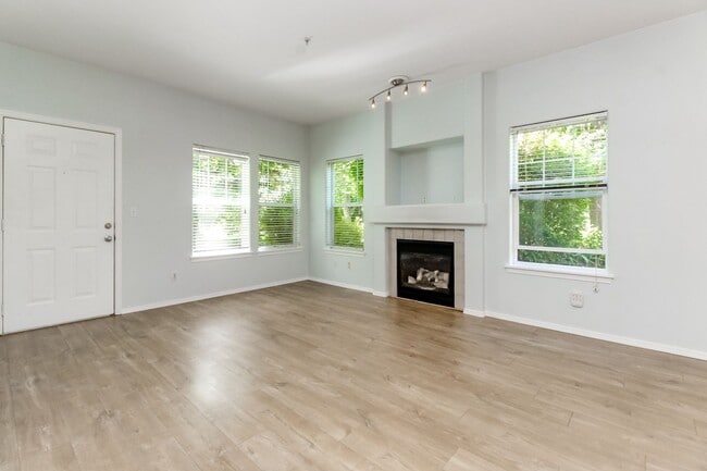 Building Photo - Low maintenance condo living in DuPont