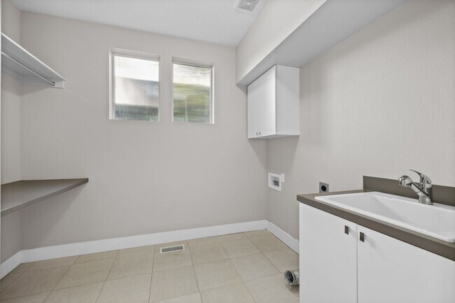 Building Photo - Luxury Living in Harris Ranch | 3 Bed + Office | 3 Bath | 2,713 Sq Ft