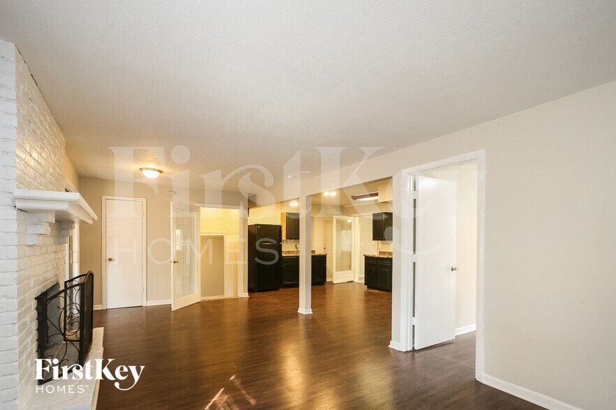 Building Photo - 6925 Bloomfield Dr E