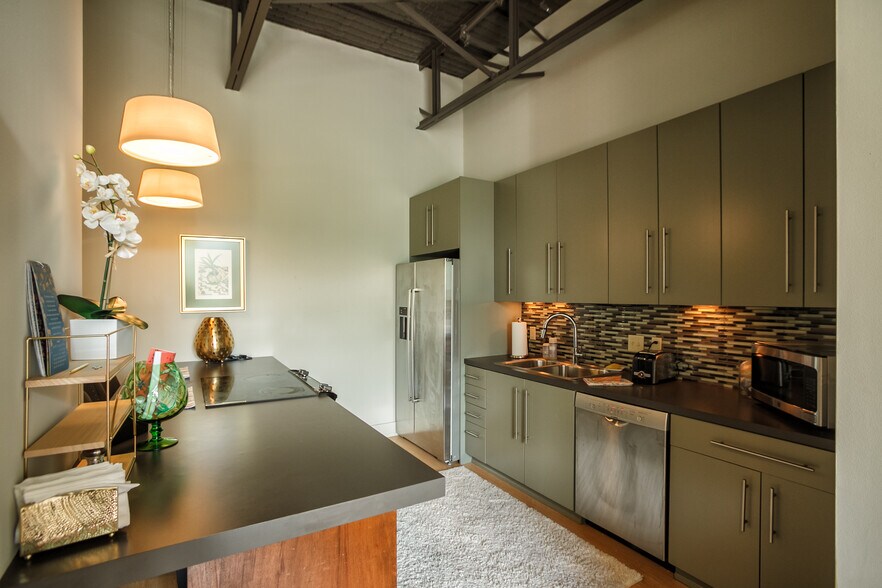 Building Photo - 509 W Spring St