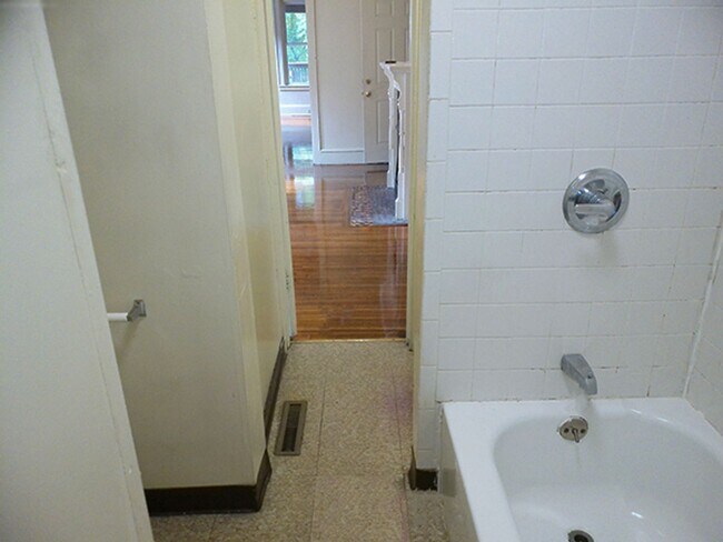 Building Photo - AVAILABLE 8/1/26 - Bright and Spacious One...