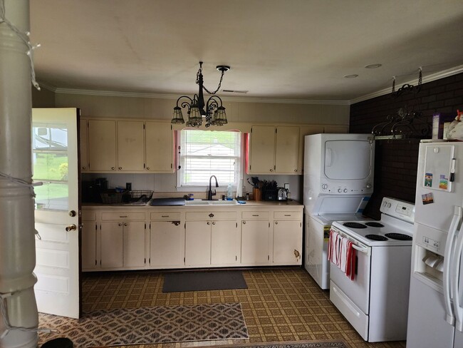 Building Photo - 3 Bed 1 bath Home Mount Airy