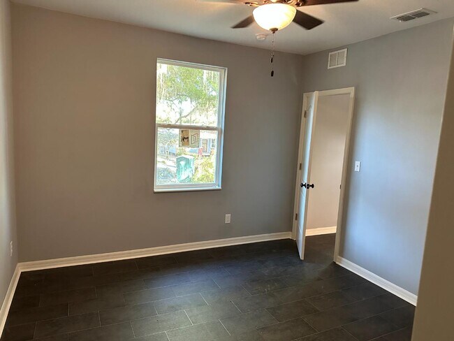 Building Photo - 105 N Davis St