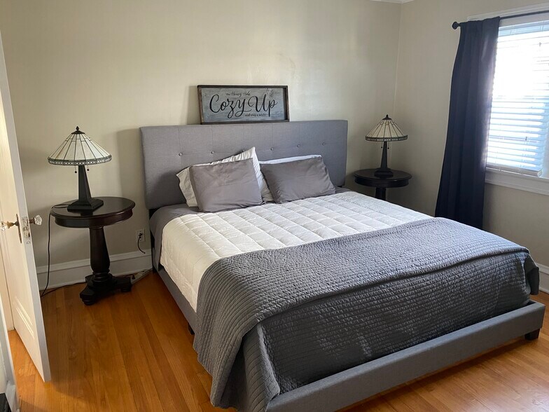 Upper bedroom - 1612 Union Ave