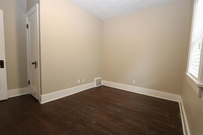 Building Photo - Updated 3 bedroom South Bend, IN Home