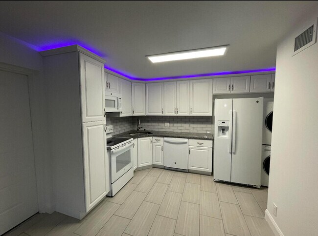 Building Photo - 205 Foxtail Dr