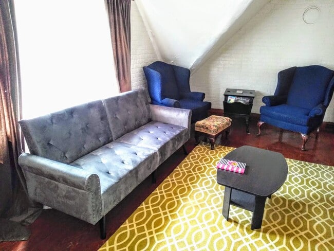 Building Photo - 2451 Maplewood Ave