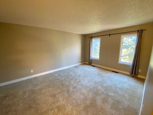 Building Photo - MOVE IN SPECIAL: Move in before November 3...