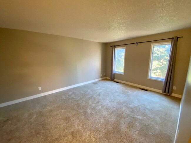 Building Photo - Spacious 3 Bed, 2.5 Bath  2 Story Condo in...