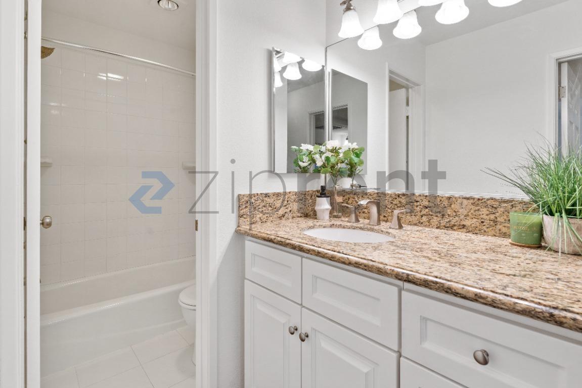 Building Photo - 5257 Radford Ave