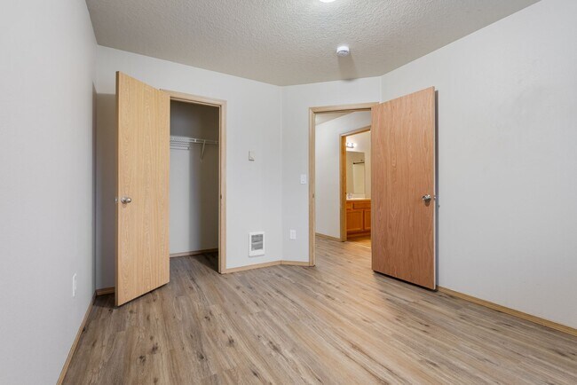 Building Photo - Beautiful 4bed/2.5bath - 1/2 OFF First months rent!