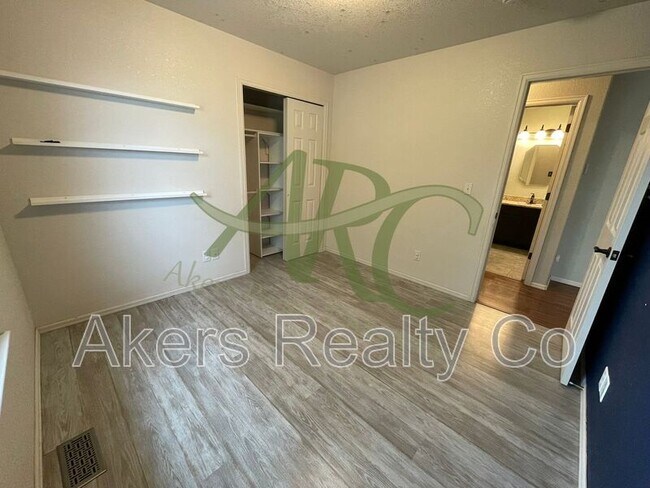 Building Photo - 965 N Cimarron Dr