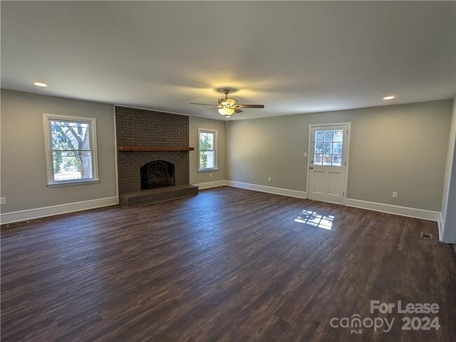 Building Photo - 354 Fieldstone Rd