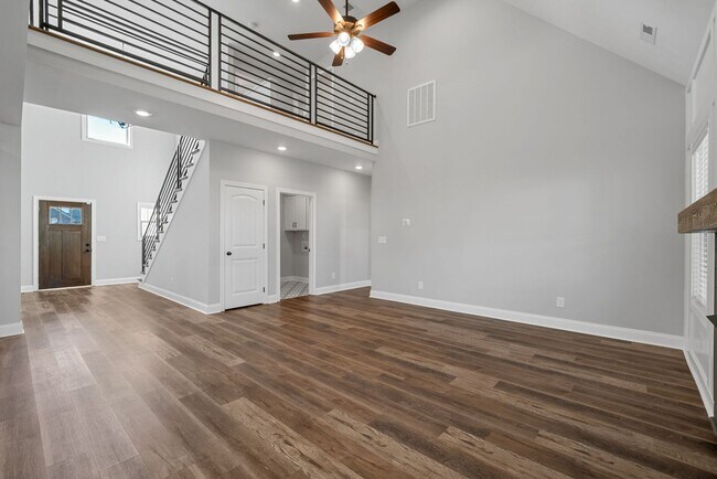 Building Photo - Pet Friendly Four Bedroom with Bonus!