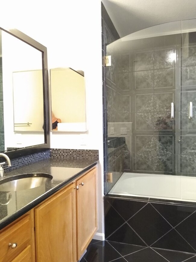 Building Photo - Beautifull Spacious 2 Bedroom 2 Bath Townh...
