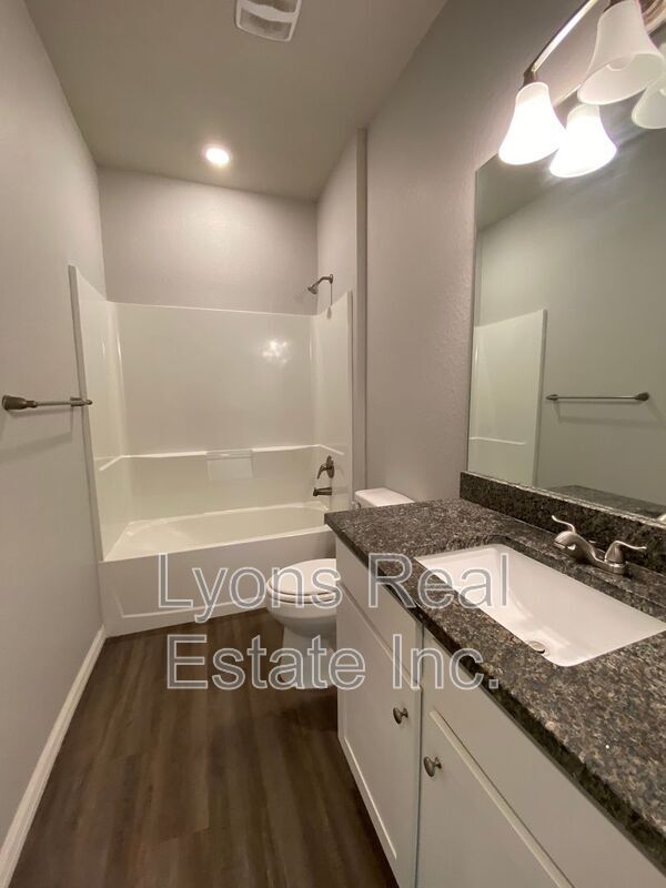 Building Photo - 2497 Cortland Ave