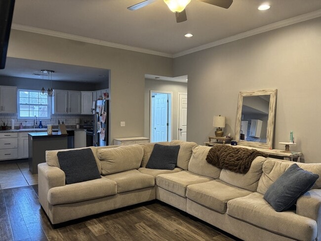 Building Photo - Gorgeous 3 Bedroom 2 Bathroom House!