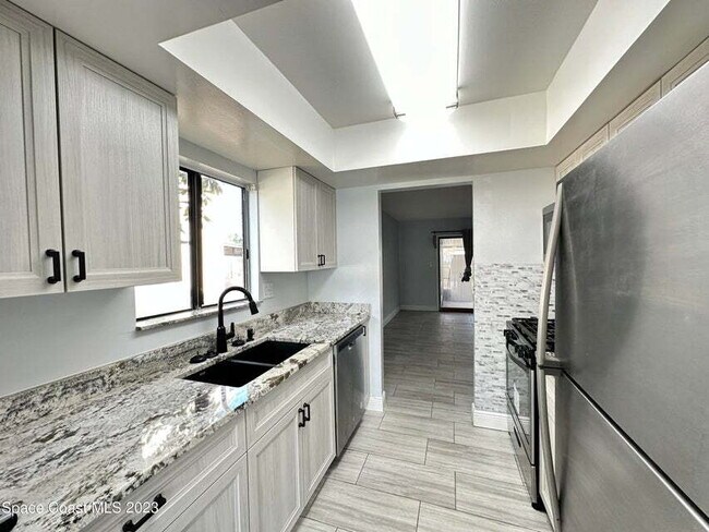 Building Photo - Titusville Townhouse