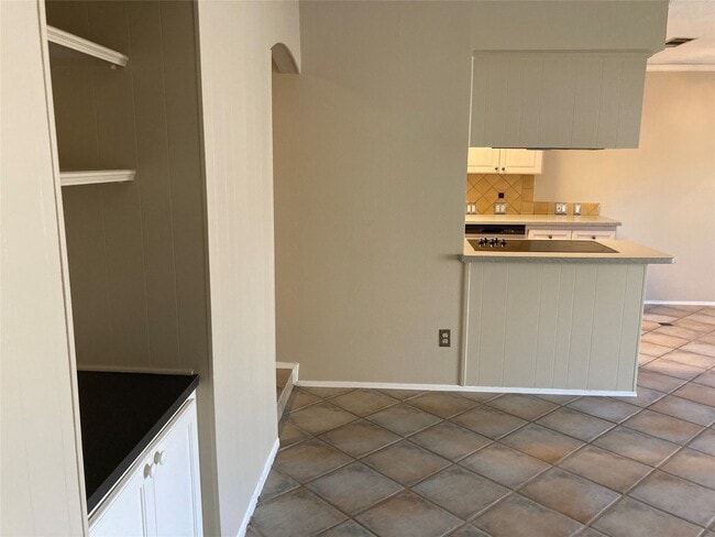 Building Photo - 9250 Rockhurst Dr