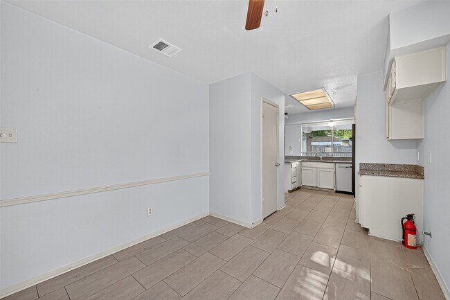 Building Photo - 3906 Glen Cove Cir