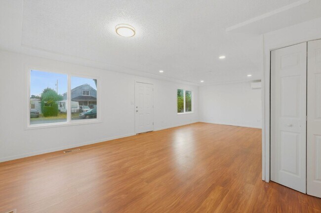 Building Photo - 810 E 63rd St