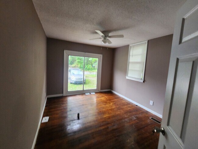 Building Photo - Stunning 3-Bedroom Home with Fresh Modern ...