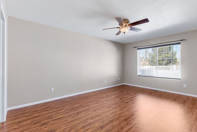 Building Photo - Light and bright 4-bedroom 3 bath beauty i...
