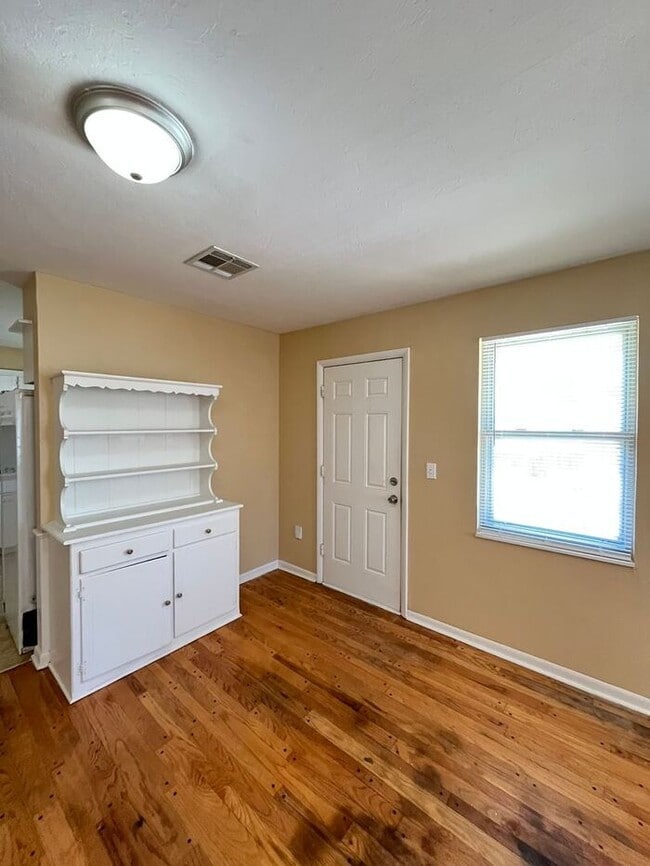 Building Photo - Large 2 Bed 1.5 Bath 1 Covered Carport in the Morris Will Roger Park Addn