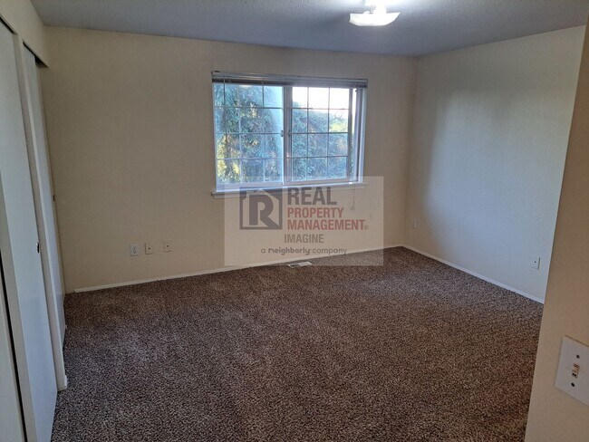 Building Photo - Check Out This Adorable 3 Bedroom, 2.5 Bath TownHome!