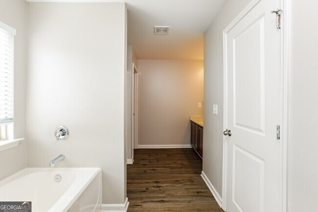 Building Photo - 275 Stillwood Dr