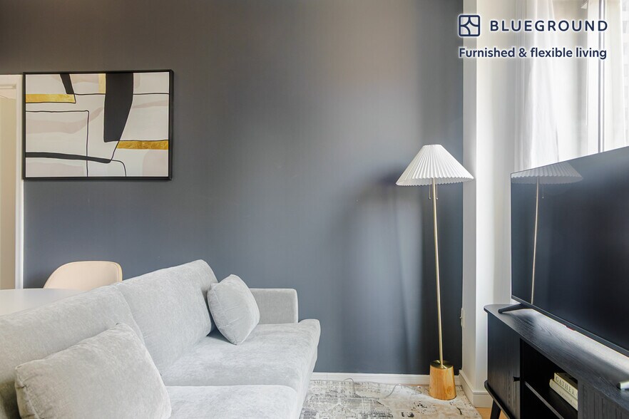 Building Photo - 70 W 45th St