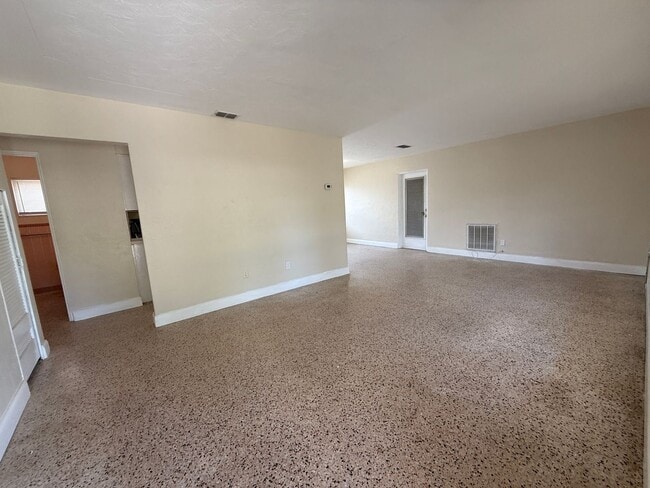 Building Photo - Tyrone single family home 2/1