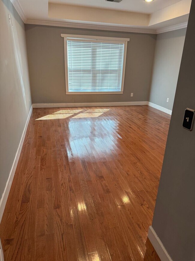 Building Photo - Beautiful 3 Bedroom