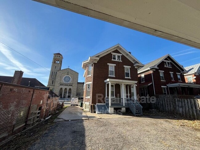 Building Photo - 810 Sunset Ave