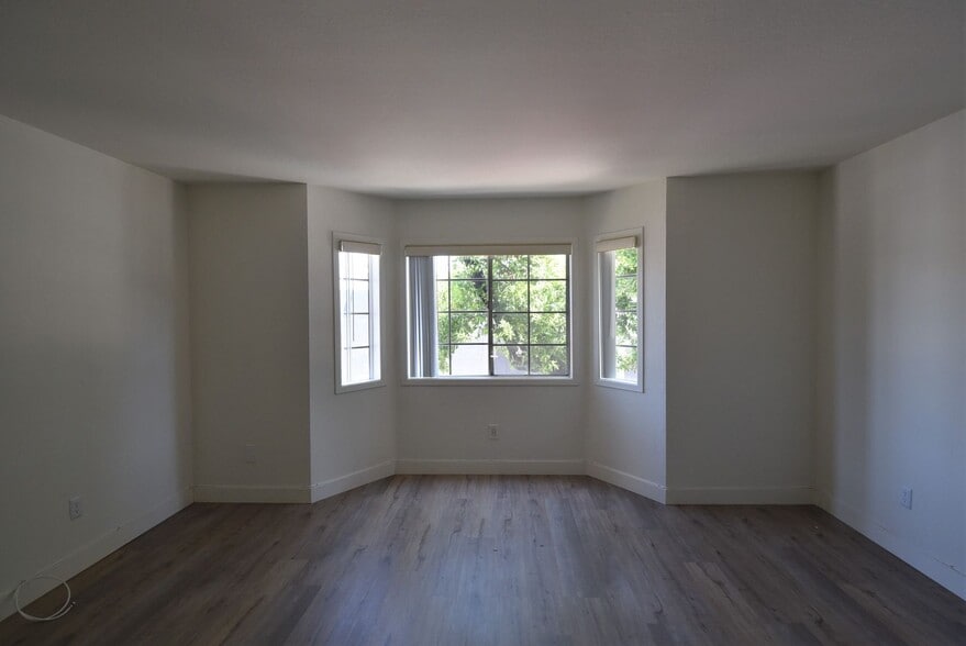 Building Photo - 11434 Moorpark St