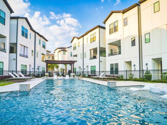 Building Photo - 2802 Grand Fountains Dr