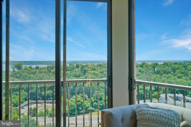 Building Photo - 5904 Mt Eagle Dr