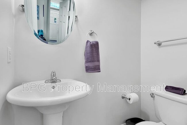 Building Photo - 1037 5th St NE