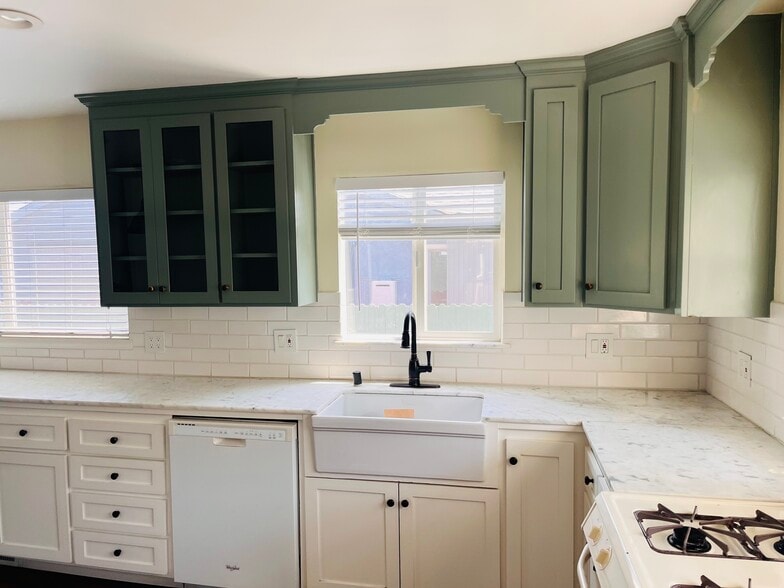 Building Photo - 233 Cherry Way