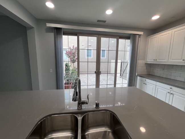 Building Photo - "Spacious 3-Bed Townhouse Retreat with 2.5 Baths in Beautiful Oceanside – 1,797 Sq Ft of Modern L...