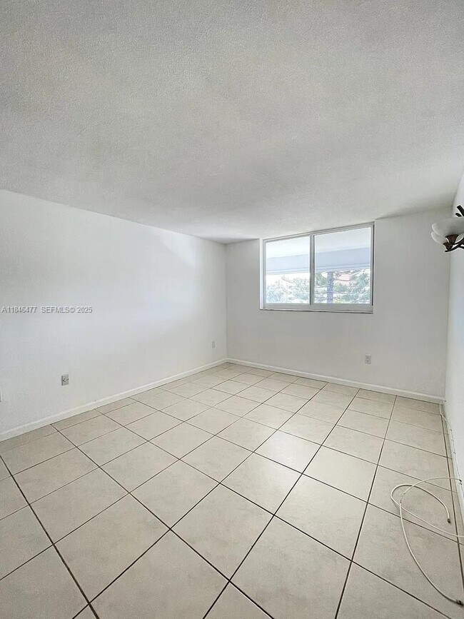 Building Photo - 3750 NE 169th St