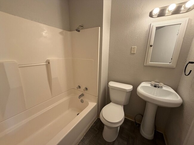 Building Photo - Charming 2-Bedroom Home with Secure Front Porch, Carport & Big Yard in Goodyear Heights