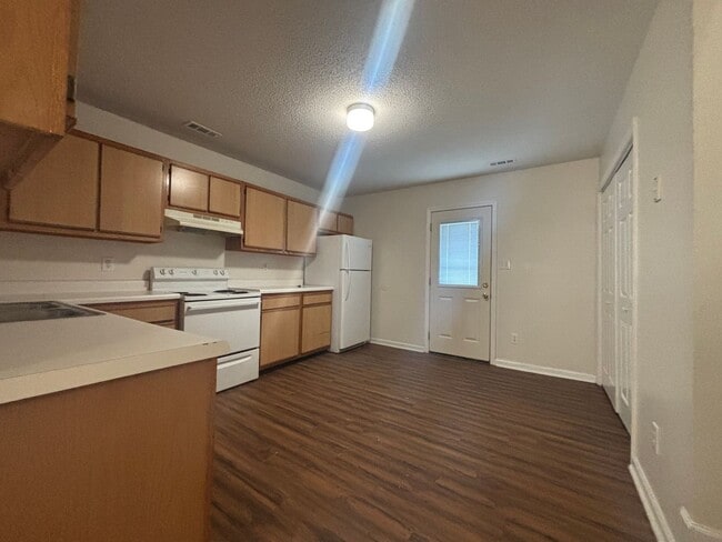 Building Photo - Pueblo Townhouse